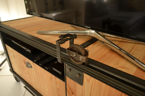 Vintage Sideboard, Metall, Lärchenholz. Schiebetür und Schublade. 2020