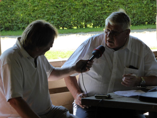 Moderator Jürgen Essig interviewt Ortsvorsteher Wolfgang Six