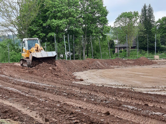 06.05.  Die "untere" Platzhälfte wird aufgefüllt