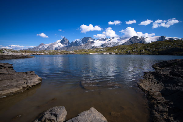 Photos paysages de l'Oisans : La Meije et le Rateau se reflètent dans le lac Noir à 2465m d'altitude sur le plateau d'Emparis, été 2021.