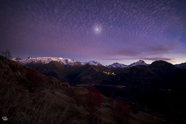 Photo de montagnes la nuit, objets celestes et Stage photos paysage nocturne en montagne : Les 2 Alpes, quelques sommets du massif des Ecrins, depuis la route d'Auris en Oisans.