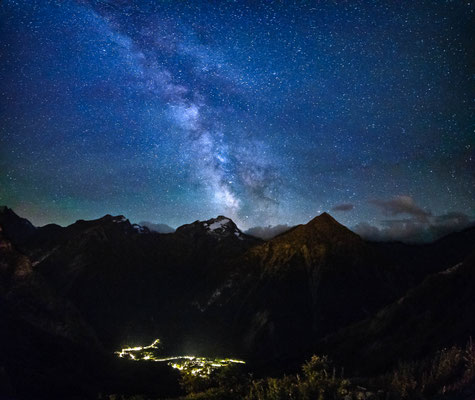 Photo des Alpes : paysage de montagne stage photo voie lactée. Venosc, la Muzelle et la voie lactée depuis les Deux Alpes, juin 2022.