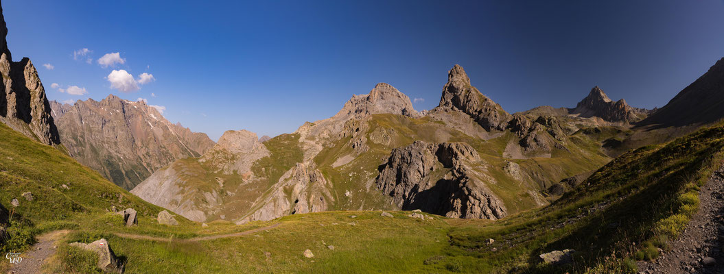 Photo des Alpes panorama grand format paysage et photos de montagne : Paysage des Hautes-Alpes, depuis Pont de l'Alpe, juillet 2020.