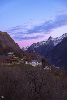 Photo paysage de l'Oisans : Les Aymes, la Meije depuis l'Oratoire St Claude à l'heure dorée, novembre 2020.