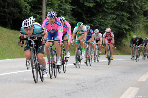 Photo vélos sur route de montagnes. Photo de cyclistes du tour de France en route vers l'Alpe d'huez et ses 21 virages.