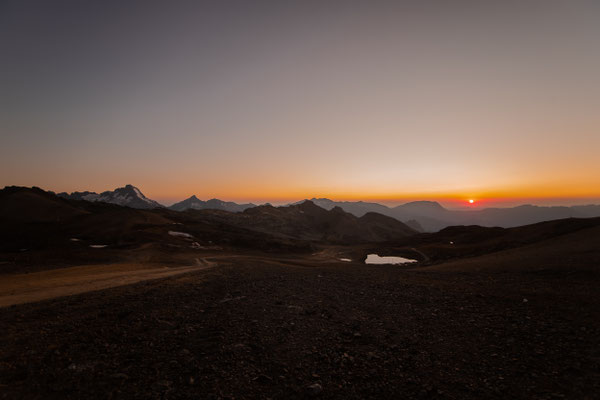 Photo des Alpes Photographie de montagnes en Oisans paysages alpins : Couché de soleil depuis le pied du Glacier, 2980m, les deux alpes aout 2021.