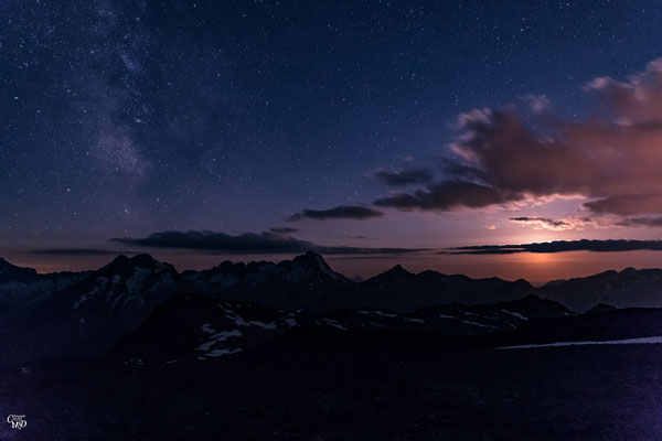 Stage nightscape, objets celestes et paysage nocturne en montagne : photo de nuit couché de lune et voie lactée sur l'Oisans depuis les 2 Alpes, 3100m. Photo de nuit.