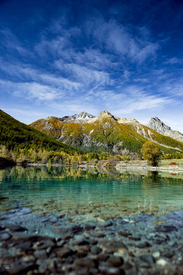 Paysages des alpes photographie de montagne : lac azuréen, paysage de montagnes au Monêtier-les-Bains, Hautes-Alpes.