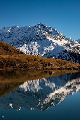 Photo des Alpes Montagnes, lac et photographie : automnale des Alpes Le Combeynot se mire dans le lac du Pontet alt 1950m. Lac d'altitude. Hautes-Alpes, Oisans