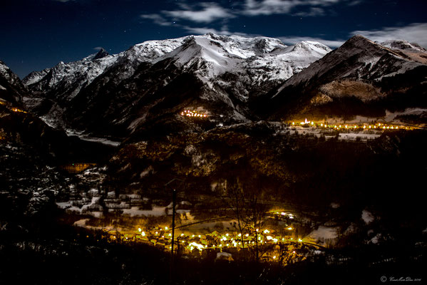 Photographie village de montagne la nuit en Oisans : Commune du Freney d'Oisans, à l'aube d'un hiver. Photo en montagne de nuit en hiver, Isère.
