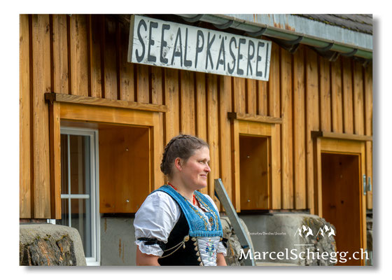 Marcel Schiegg Fotografie, Seealp, Seealpkäserei, Daniela Gmünder, Alpstein, Tradition, Brauchtum, Alpfahrt, Oeberefahre, Appenzell