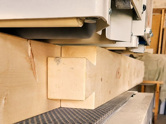 Massiver Zirbenbalken wird in der Schreinerei Schrödl für ein handgefertigtes Zirbenbett gebürstet