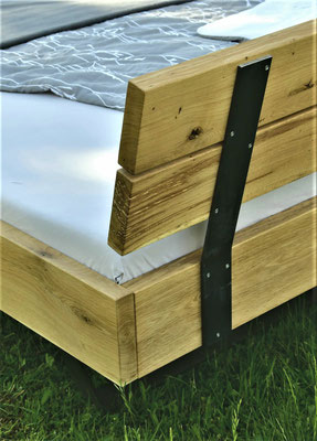 Massivholzbett mit Kopfteil aus Holz