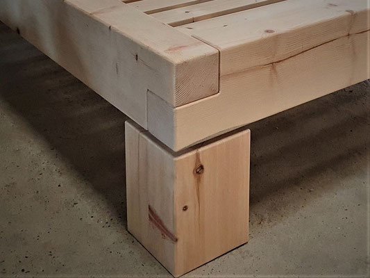 Eckverbindung an einem Balkenbett metallfrei