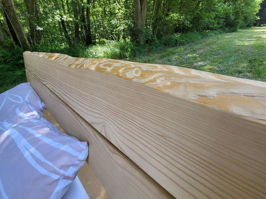 Naturkante-Kopfteil für ein Balkenbett aus Massivholz