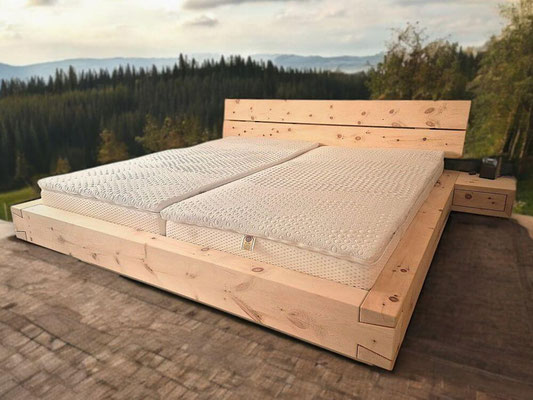 Zirbenschwebebett mit Nachttische und Kopfteil aus Bretter