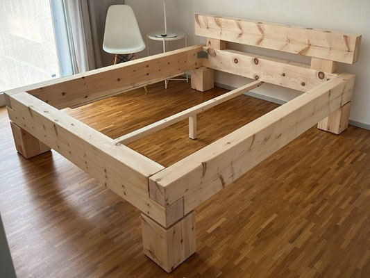 Zirbenholzbett 140x200 cm Modell Balkenbett mit massiven Holzbalken