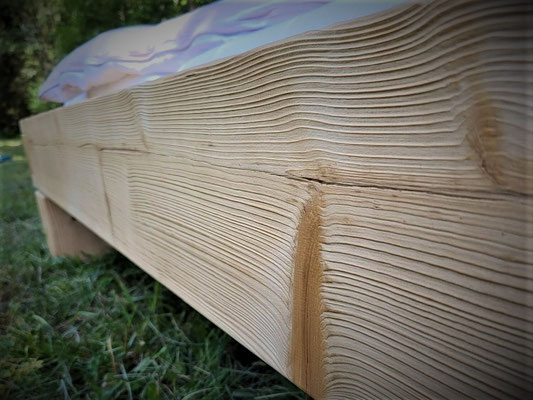Detailansicht Bettrahmen Balkenbett mit Struktur