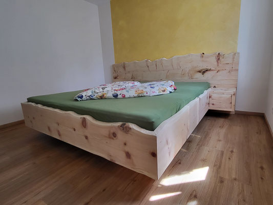 Kopfteil Zirbenbett mit natürlicher Holzstruktur