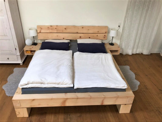 Zirbenholzbalkenbett mit Nachttische