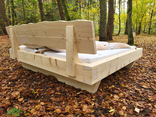 Selbst gebautes Balkenbett aus Massivholz mit Kopfteil