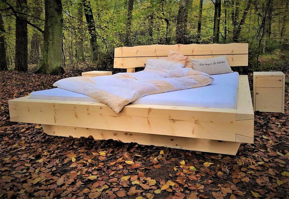 Zirbenholzbett 200x200 cm mit Kopfteil aus massiven Brettern