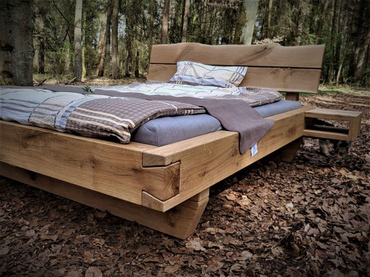 Holzbett vom Schreiner aus massive Eichenbalken