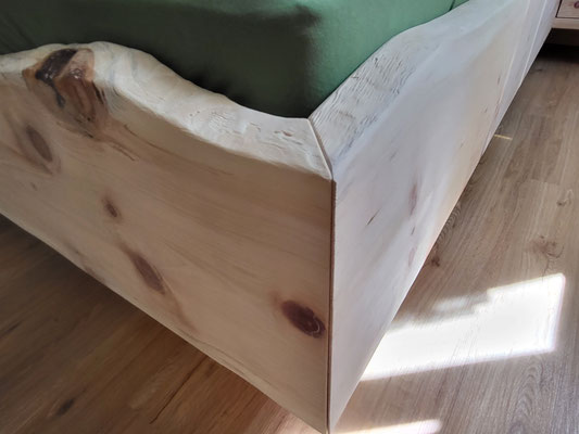 Nahaufnahme Maserung Zirbenholz im Bettgestell
