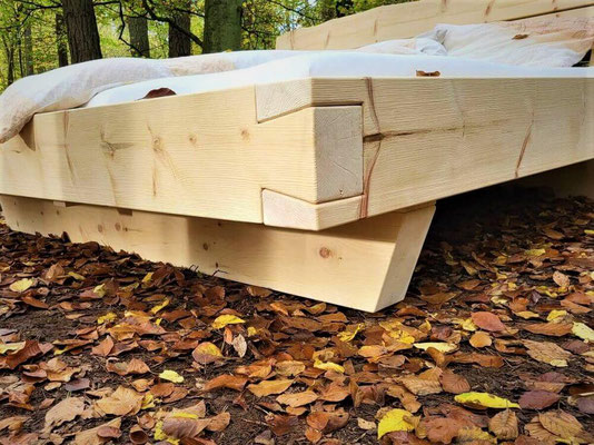 Bett aus Zirbe Eckdetail