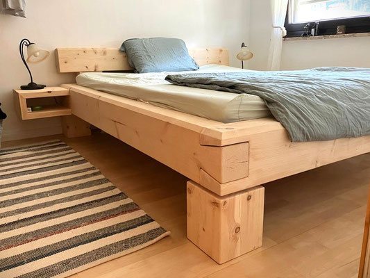 Nahaufnahme der natürlichen Holzmaserung an einem maßgefertigten Zirbenholzbett