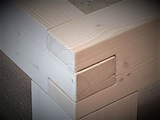 Massivholzbett aus Balken Eckdetail geschlitzt