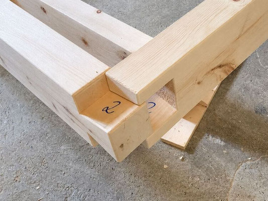 Detail der Schwalbenschwanzverbindung an einem handgefertigten Zirbenbett aus Massivholz