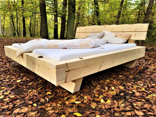 Zirbenholzbett 140x200 cm Modell Schwebebalkenbett mit massiven Holzbalken und schwebender Optik
