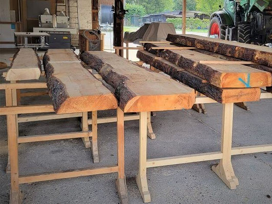 Luftgetrocknete Zirbenbohlen aus den Nockbergen in der Werkstatt der Schreinerei Schrödl