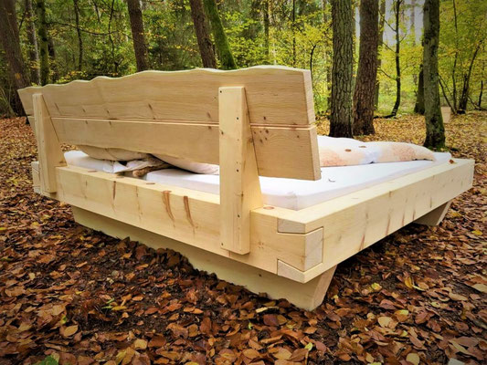 Massives Zirbenholzbett 140x200 cm aus naturbelassenem Holz mit Kopfteil