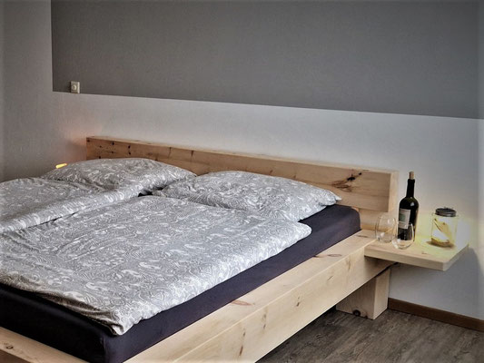 Zirbenholzbalkenbett