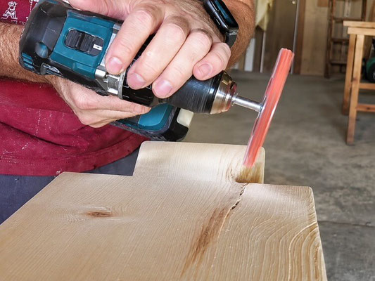 Nachbearbeitung einer gebürsteten Zirbenholz-Oberfläche mit Bürstaufsatz in der Werkstatt