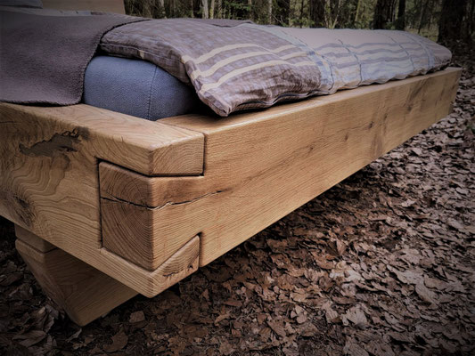 Schwebebett aus Eiche handgefertigt mit Schwalbenschwanzverbindung