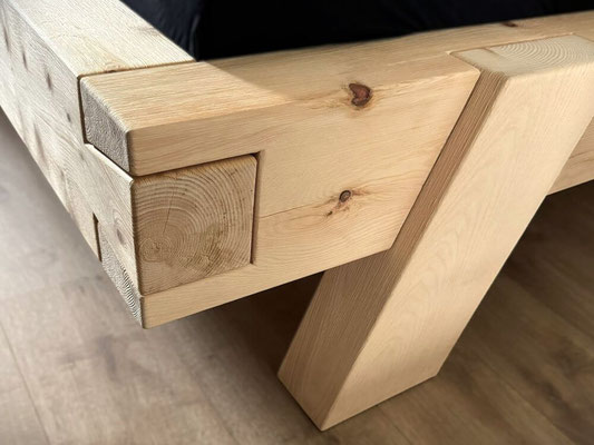 Zirbenholzbett Eckdetail mit stabiler Massivholzverbindung