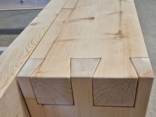 Schwalbenschwanzverbindung aus handwerklicher Fertigung und gebürsteter Oberfläche mit Struktur