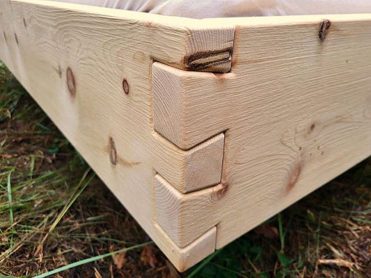 Traditionelle Holzverbindung – eines schwebenden Zirbenholzbetts – Detailaufnahme