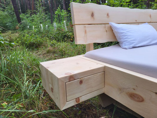 Schwebebett mit passendem Nachttisch am Bettrahmen