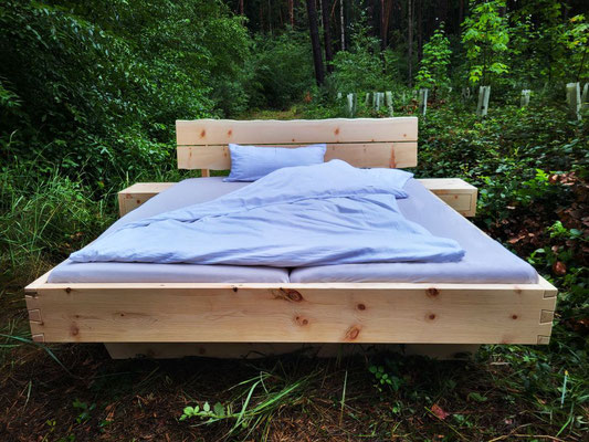 Doppelbett aus Zirbe in modernem schwebenden Design.