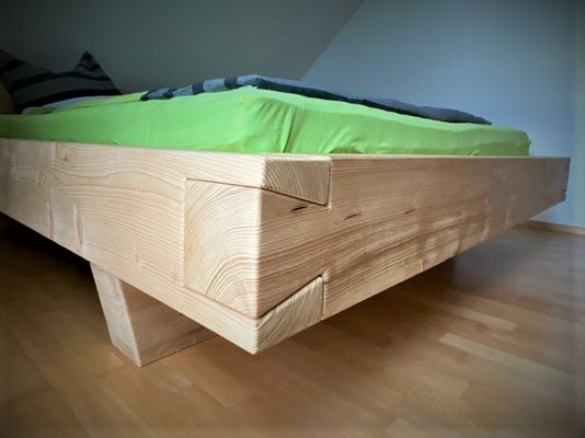 Nahaufnahme der Holzmaserung eines Schwebebalkenbetts aus Fichte