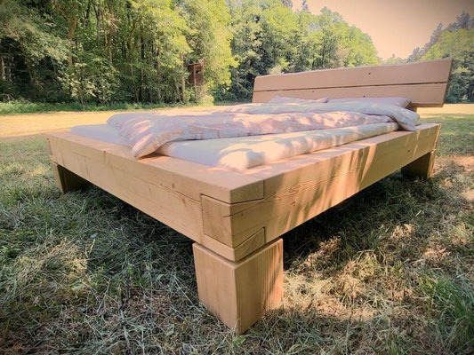 Massives Balkenbett mit Lehne und natürlicher Holzmaserung