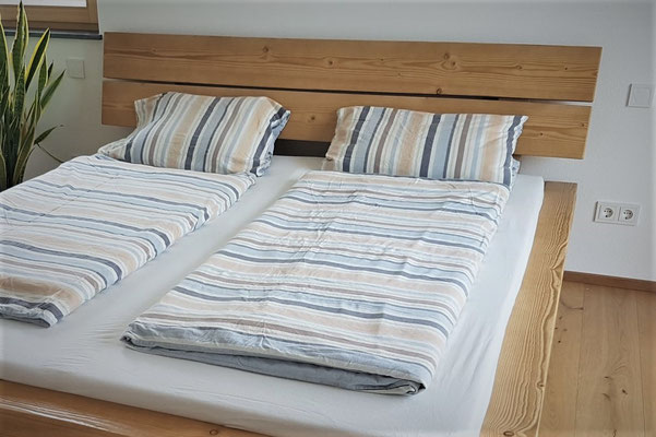 Schwebebalkenbett Fichte massiv – Detailansicht Kopfteil modern aus Holz