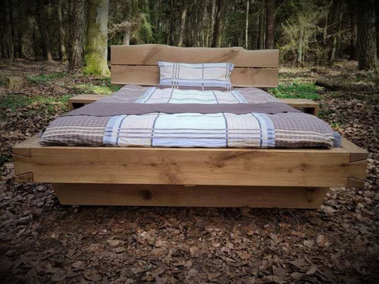 Rustikales Schwebebett aus Eiche mit rustikalen Kopfteil