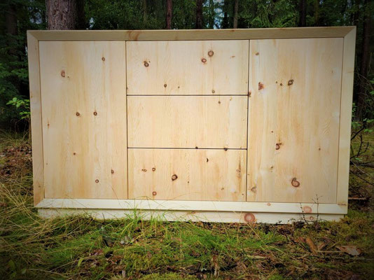 Zirbenkommode mit natürlicher Maserung – Schreinerarbeit aus Bayern