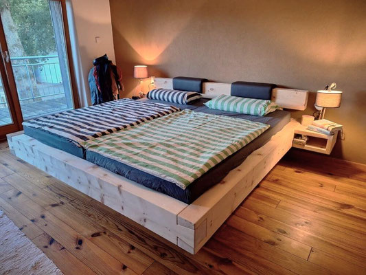 Zirbenbett aus Massivholz im Schlafzimmer