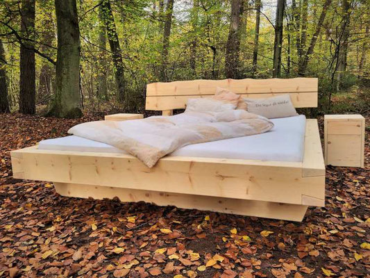 Zirbenholzbett mit Nachtschrank